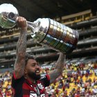 Gabriel Barbosa, delantero del Flamengo y autor del único gol en la final ante el Paranaense, levanta el trofeo de la Copa Libertadores de América en Guayaquil.