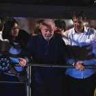 Luiz Inácio Lula da Silva habla con sus simpatizantes tras ganar la segunda ronda de las elecciones presidenciales, en la Avenida Paulista en Sao Paulo (Brasil).