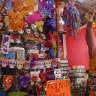 Comerciantes del mercado de Jamaica ofrecen sus productos de día de muertos, el 30 de octubre de 2022 en Ciudad de México (México).