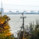 Vista de la central nuclear ucraniana de Zaporiyia, bajo control ruso, se ve desde Nikopol el pasado 28 de octubre. EFE/EPA/HANNIBAL HANSCHKE