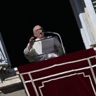El papa Francisco dirige su oración dominical del Ángelus desde la ventana de su oficina con vistas a la Plaza de San Pedro este 30 de septiembre de 2022.