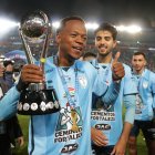 AME9873. PACHUCA (MÉXICO), 30/10/2022.- Romario Ibarra del Pachuca celebra hoy con el trofeo del torneo Apertura 2022 de la Liga MX, en el estadio Hidalgo en Pachuca (México).