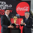 Lúcio carga el trofeo de la Copa del Mundo, en su visita a la Presidencia del Ecuador