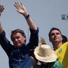El presidente de Brasil, Jair Bolsonaro, acompañado de su hijo, el senador Flávio Bolsonaro, en una fotografía de archivo.