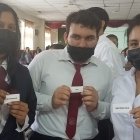 Estudiantes de bachillerato participan en un juego sobre profesiones y oficios durante un programa del Consejo de Educación Superior (CES)