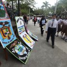 En la Plaza Victoria se concentraron estudiantes de diferentes colegios de la ciudad para rendir homenaje al Escudo Nacional.