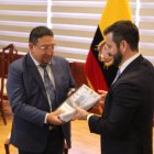 Virgilio Saquicela, presidente de la Asamblea, y Pablo Arosemena, ministro de Economía y Finanzas, este 31 de octubre de 2022, durante la entrega de la proforma 2023.