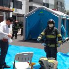 Desinfección. Los bomberos y el resto del personal del sitio afectado fueron liberados de toxinas