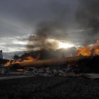 Vista hoy de una barricada en llamas mientras simpatizantes de Jair Bolsonaro realizan un bloqueo para protestar contra el resultado de las elecciones presidenciales, en la carretera Presidente Dutra cerca a Volta Redonda (Brasil).