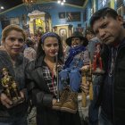 Devotos de San Simón, conocido por algunos como Maximón, celebran su día hoy, en el templo ubicado en San Andrés Itzapa, Chimaltenango (Guatemala). EFE/ Esteban Biba