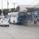 En diferentes sectores de la ciudad circulan buses que emanan humo del tubo de escape, que causa problemas a la ciudadanía.