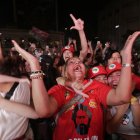 Simpatizantes del expresidente Luiz Inácio Lula da Silva celebran hoy, en Río de Janeiro (Brasil). El exmandatario Luiz Inácio Lula da Silva ganó este domingo la segunda vuelta de las elecciones presidenciales en Brasil con un 50,83 % frente al 49,17 % que obtuvo el actual gobernante, Jair Bolsonaro, con el 98,81 % de las urnas escrutadas. EFE/ Antonio Lacerda