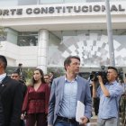 Entrega. El ministro Jiménez acudió a la Corte Constitucional junto a la asesora jurídica Karel Sichel.