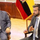 Virgilio Saquicela, presidente de la Asamblea, y Pablo Arosemena, ministro de Economía y Finanzas.