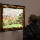 Pista. Visitantes admiran ‘La Montagne Sainte-Victoire’, de Paul Cezanne.