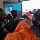 Internos son custodiados por policías a buses.