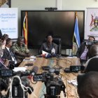 La ministra de Sanidad de Uganda, Diana Atwine (en el centro), confirma un caso de ébola en el país, este martes.