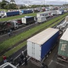 Camioneros realizan un bloqueo en la carretera Castello Branco como protesta tras la derrota del presidente, Jair Bolsonaro, hoy, en Barueri (Brasil). EFE/ Sebastiao Moreira
