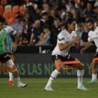 Edinson Cavani realiza ejercicios de calentamiento antes de su último encuentro con el Valencia