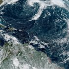 Fotografía satelital cedida este martes, 1 de noviembre, por la Oficina Nacional de Administración Oceánica y Atmosférica (NOAA), a través del Centro Nacional de Huracanes (NHC), donde se registró la localización de las tormentas tropicales Martin (c arriba) y Lisa (i) en el Atlántico.