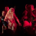 Fotografía de archivo, tomada el pasado 26 de junio, en la que se registró a la cantante estadounidense Christina Aguilera (3i), durante una presentación, en Palma de Mallorca (España).