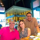 Marlon Acosta con Miguel Cedeño y Fiorella Solines.