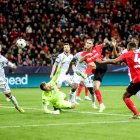 El Leverkusen empató como local ante el Brujas, pero se benefició de la caída del Atlético de Madrid.