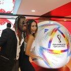 Los balones gigantes fueron parte de las atracciones para los aficionados en la recepción armada para la Copa del Mundo.