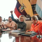 Figuras. Viteri posa con su equipo en la asamblea cantonal de participación ciudadana donde se discutió el presupuesto anual participativo de la urbe.