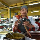 Principales. Para Sarita Rivera los ingredientes principales son el mortiño y la frutilla. Infalibles para que el sabor de la colada sea insuperable.