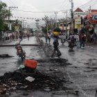 Personas caminan por una calle, luego de una protesta en Puerto Príncipe (Haití), en una fotografía de archivo. EFE/ Johnson Sabin