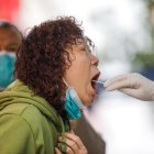 Una mujer haciéndose una prueba de COVID-19. EFE/EPA/WU HAO