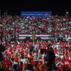 - El presidente estadounidense Donald Trump saluda a sus simpatizantes este domingo durante un acto de su campaña electoral "Make America Great Again" celebrado a la media noche en el Aeropuerto de Opa-locka, ciudad ubicada en el condado de Miami-Dade, Florida. La campaña electoral en EEUU entró en sus dos últimos días con el actual presidente, el republicano Donald Trump, inmerso en una frenética agenda final para intentar darle la vuelta a unas adversas encuestas de intención de voto que se inclinan claramente por su rival demócrata, el exvicepresidente Joe Biden. EFE/Giorgio Viera