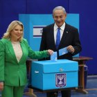 El exprimer ministro israelí y líder del Likud, Benjamin Netanyahu, vota este martes 1 de noviembre de 2022 con su esposa Sara en las elecciones de Israel. EFE/EPA/ABIR SULTAN