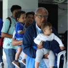 David Gines fue a votar con su hijo Stalin y sus nietos Santiago y David, estos dos últimos de escasos 1 o 2 años.