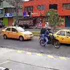 Quito. Momento en el que los delincuentes huyen tras cometer un robo.