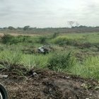 Vinces. Tras los disparos, el hombre que perdió el control de la camioneta y fue a parar a la cuneta.