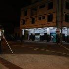 Pasadas las 21:00 las calles de la Guayaquil lucieron prácticamente vacías. Pocas personas hacían los últimos trámites.