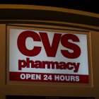 Fotografía de archivo en la que se registró un aviso de la cadena estadounidense de farmacias CVS, en uno de sus establecimientos en Greenfield (Massachusetts, EE.UU.).