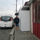 E varios sectores de la ciudad los garajes sobresalen las veredas de las viviendas.