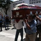 Familiares y amigos asisten el 24 de agosto de 2022 al funeral del asesinado periodista mexicano Fredid Román en el municipio de Chilpancingo, en el estado de Guerrero (México). EFE/Jose Luis de la Cruz