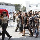 Los familiares de los policías asesinados acompañaros sus féretros en el recinto policial.