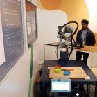 Un técnico de Google hace una demostración sobre el uso de la Inteligencia Artificial (IA) en la robótica.