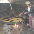 La cocción. Rosa Corrales va dando el cocido adecuado a los granos de cebada.