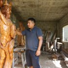 Frank Tomalá, escultor al igual que su padre, hace grandes obras a base de la madera.