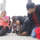 Recinto penitenciario sitiado, familiares de los reos se encuentran en oración.