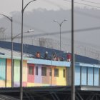 Reos en el techo de la Penitenciaría del Litoral.