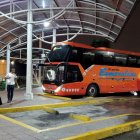 La medida busca que los pasajeros no arriben a dichas provincias en horario de toque de queda.