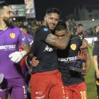 Víctor Figueroa (d), es fundamental en la zona de volantes oriental.