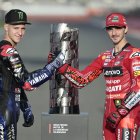 Los dos posibles campeones del título mundial de Moto GP, el italiano Francesco Bagnaia (d) y el francés, Fabio Quartararo (i) ,posan en la pista del circuito Ricardo Tormo de Cheste (Valencia) donde este fin de semana tiene lugar la última prueba del mundial de motociclismo.